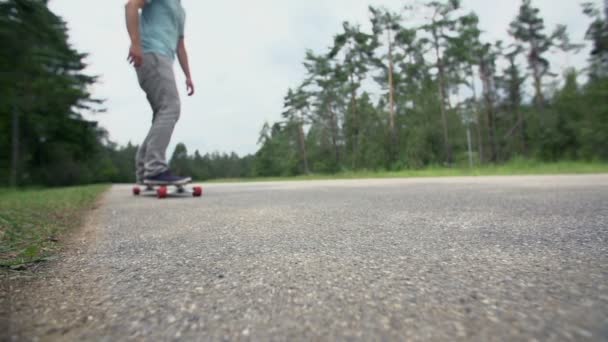 Uomo cavalca uno skateboard sulla strada — Video Stock