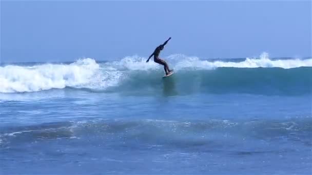 Surfer rijden een golf in Kuta strand — Stockvideo