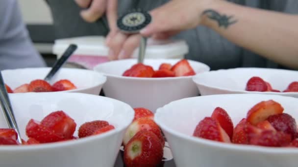 Fresas frescas en tazas blancas — Vídeos de Stock