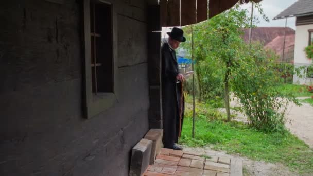 Homme avec des papiers sous son bras marchant — Video