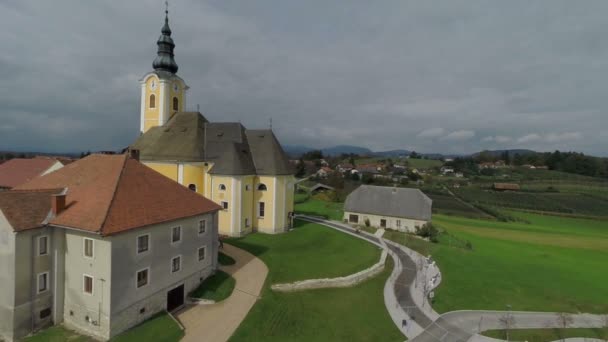 Kerk op de heuvel in het midden van een landschap — Stockvideo