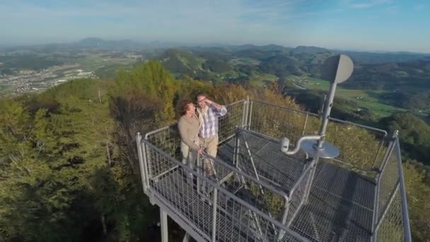 Par stående på toppen av tornet — Stockvideo
