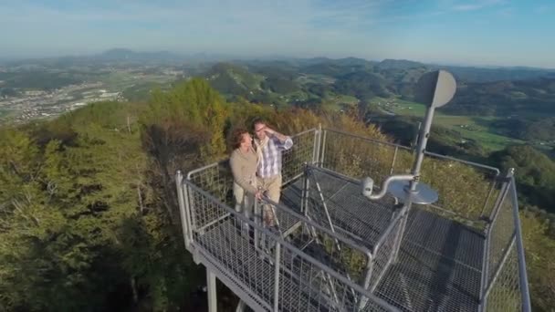 Casal em pé no topo da torre — Vídeo de Stock