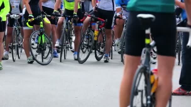 Kerékpárcsoport a kezdővonalon várakozik — Stock videók