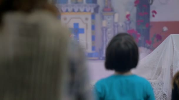 Дети приходят в маленькую церковь — стоковое видео
