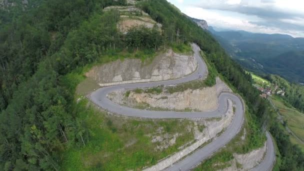 Route de montagne avec compétition de skateboard — Video