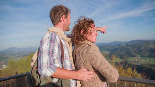 Paar steht auf dem Aussichtsturm — Stockvideo