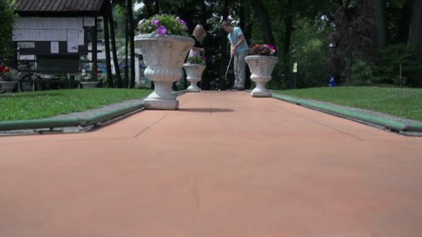 Pelota de golf rodando al agujero — Vídeos de Stock