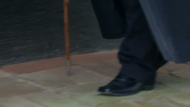 homme marchant devant la maison 