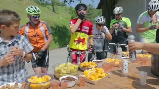 Competidores de bicicleta fazendo uma pausa almoçar — Vídeo de Stock