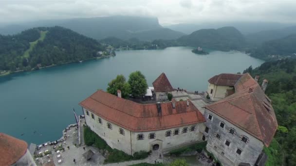 Castillo medieval sobre el lago Bled — Vídeo de stock