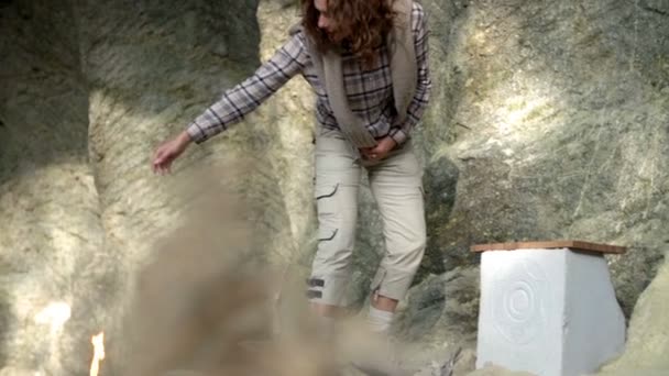 Woman helps the man to come up to examine the fossil — Stock Video