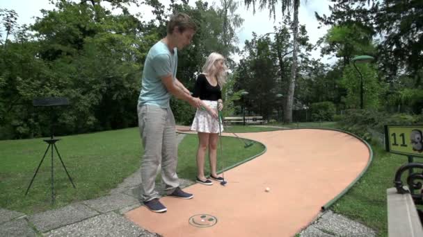 Παιχνίδι μίνι γκολφ ζευγάρι — Αρχείο Βίντεο