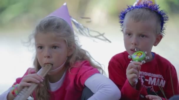 Çocuklar açık havada çemberde müzik yapma — Stok video