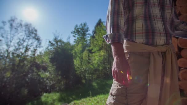 Uomo in piedi davanti alla casa di legno — Video Stock