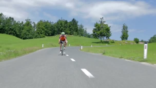 Cyklister rida i tävlingar i Slovenien — Stockvideo