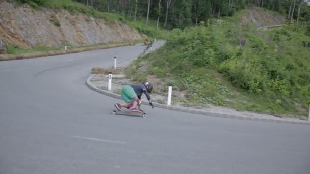 Longboard skate links draaien — Stockvideo