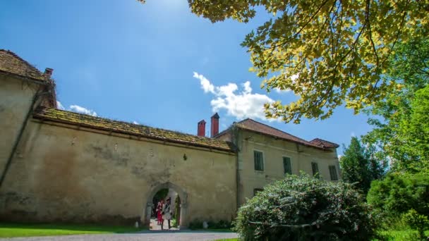 Soldado francés va desde el castillo histórico — Vídeos de Stock