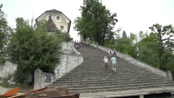 Couple walk to stairs to the church — Stock Video