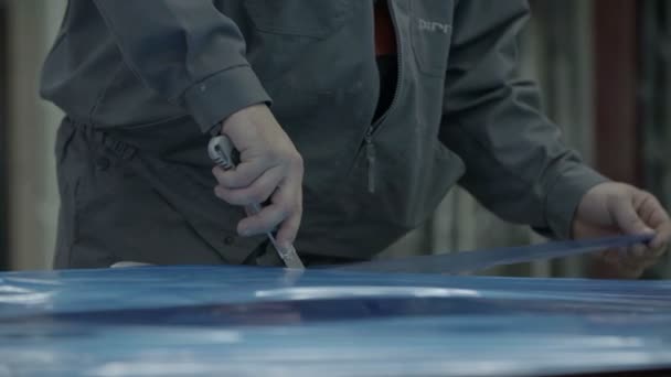ナイフで保護箔のカット — ストック動画
