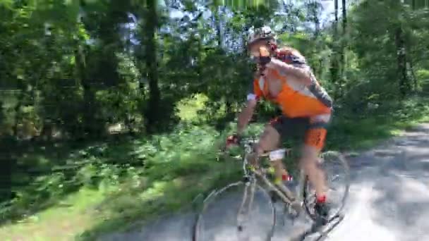 Балакучий велосипед конкурент під час перегонів — стокове відео