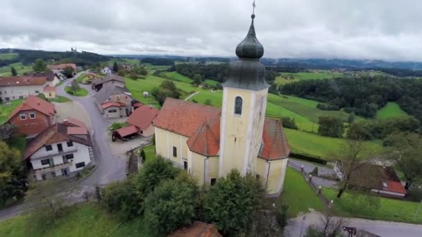 Iglesia en la colina de un pueblo — Vídeo de stock