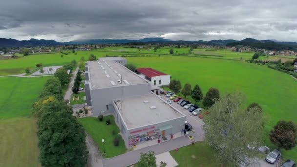 Tiro aéreo de fachada de la escuela primaria — Vídeos de Stock