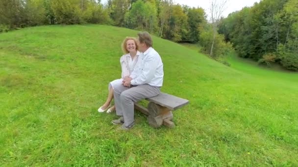 Couple assis sur un banc et sourire l'un à l'autre — Video