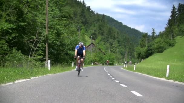 Fietsers rijden in competities in Slovenië — Stockvideo