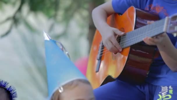 Niños cantando y tocando la guitarra — Vídeo de stock