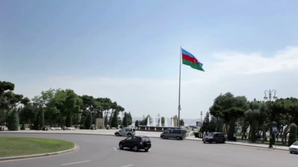 Bandera nacional de Azerbaiyán en un asta de la bandera grande en Bakú — Vídeos de Stock