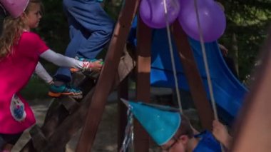 çocuklar salıncakta oynarken doğum günü partisi ayarla