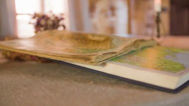 eski ahşap antika masa tam haritalar