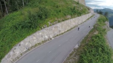 Bir dağ yolda longboard skate Yarışması