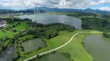 Birkaç göl ve yol arasında