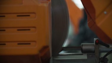 Kesme makinesi metal parçası kesecek