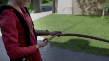 Türk Prenses bir yay ile vuruyor