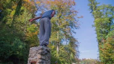 Ücretsiz koşucu bir çocuklar miktarları kale kalıntıları oynuyor