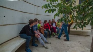 Çift çocuklar tarafından geçmek ve çitin üzerinden görünüyor