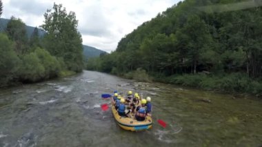 Takım kayaların üzerinden hızlı nehirde rafting.
