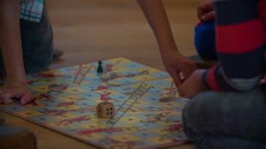 Çocuklar ile bir masa oyunu oynamak