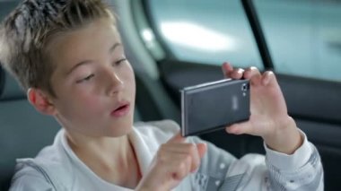akıllı telefon kamera arkasına bir araba ile oynayan çocuk