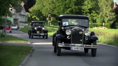 iki klasik Ford'lar ülke yolda haddeleme