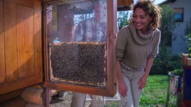 Turist çift yerel arı kovanı bırakır