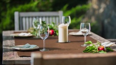 Ahşap masa ayırttım