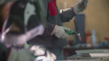 İşçi kaynak metali