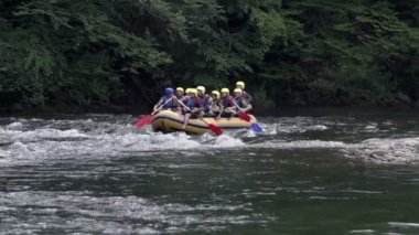 Takım aynı anda rafting kürek Nehri üzerinde