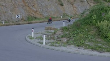 Hızlı bir dağ yolundan sola dönün