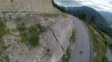 Dağ geçidi rüzgarlı road