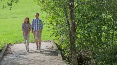 köprü üzerinden yürüyüş ve çocuklar için bir çift